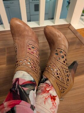 NeroGiardini Laser-Cut Cognac Leather Heeled Booties